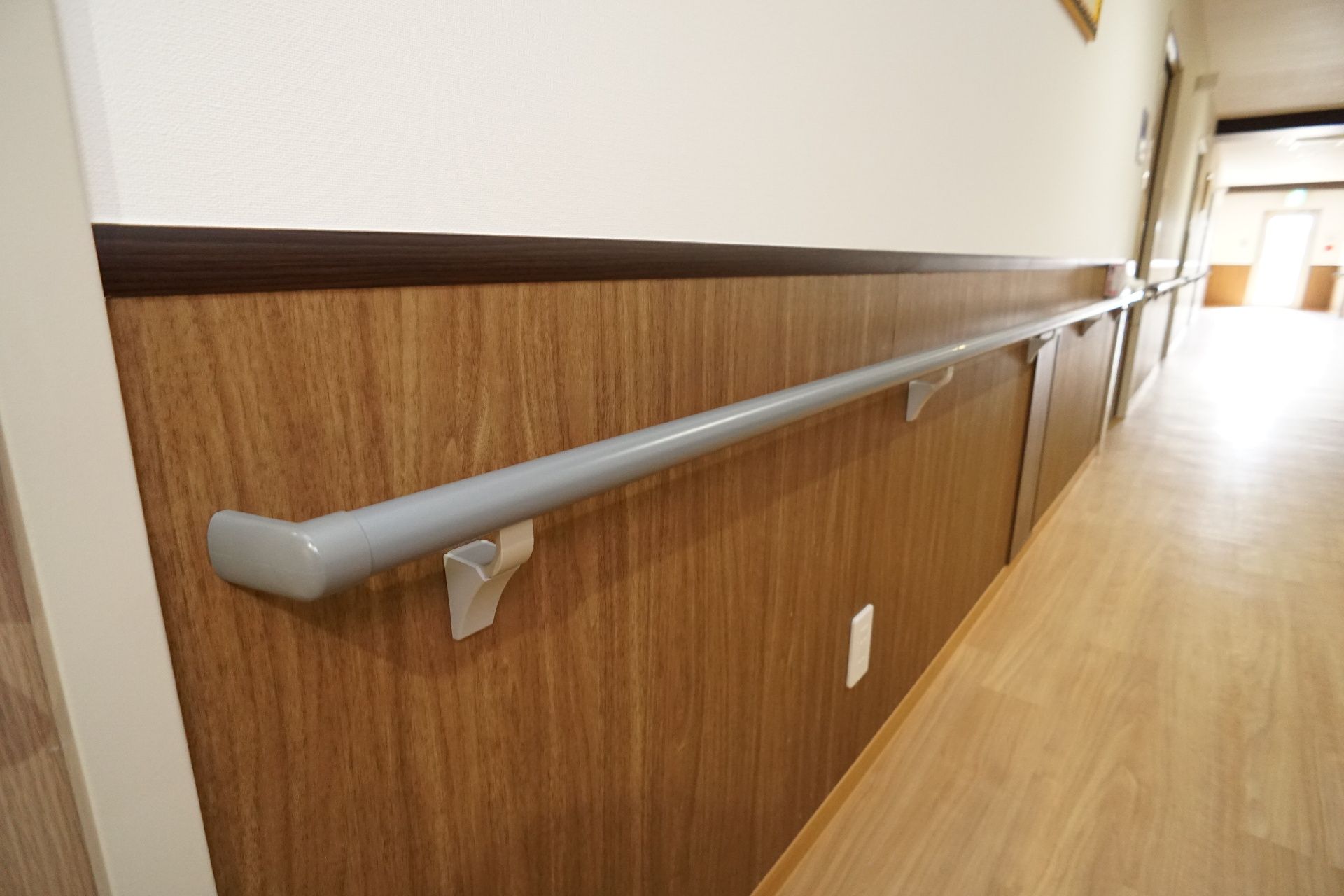 車椅子からの移乗介助をする女性ヘルパー