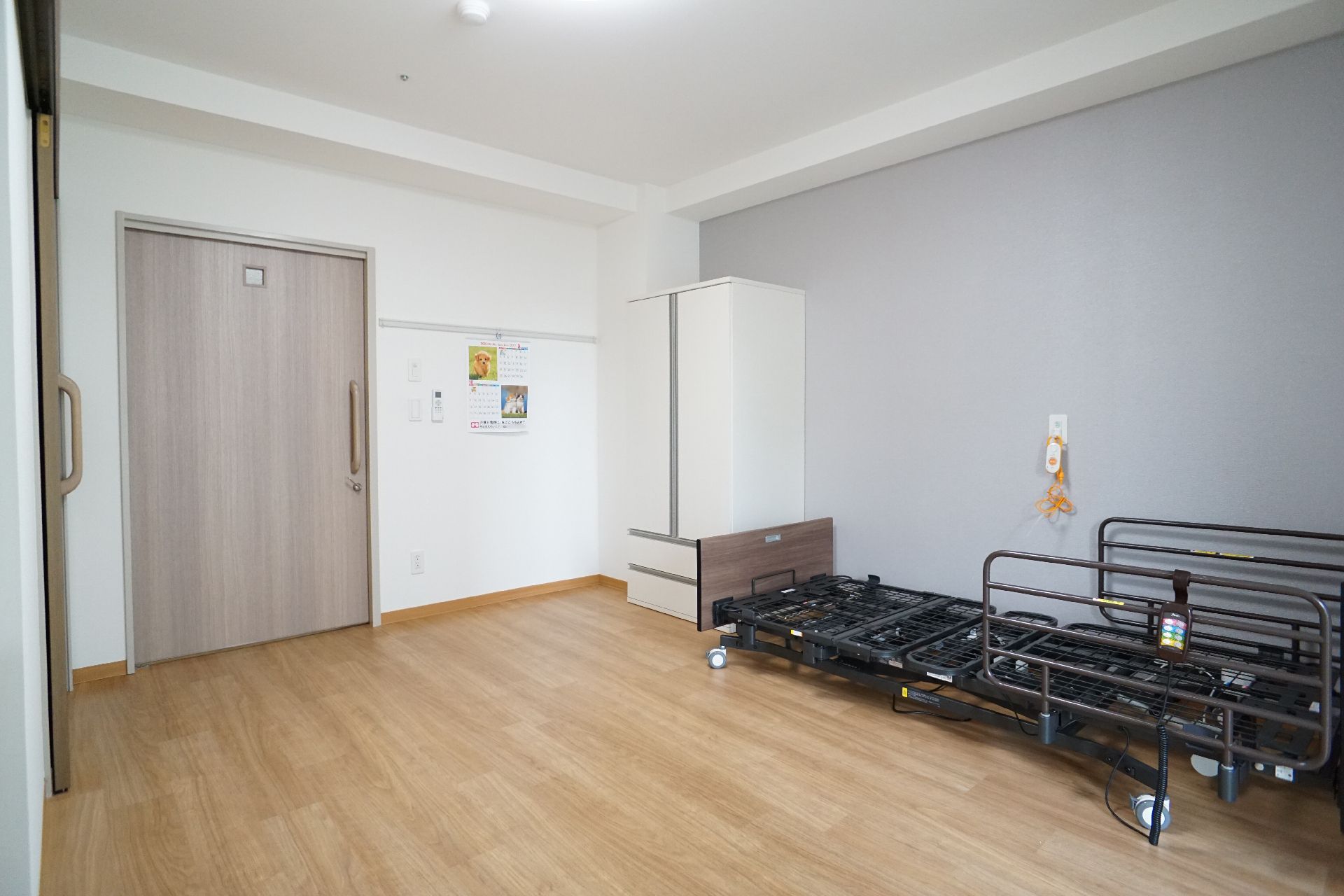 拍手をする高齢女性と女性スタッフ