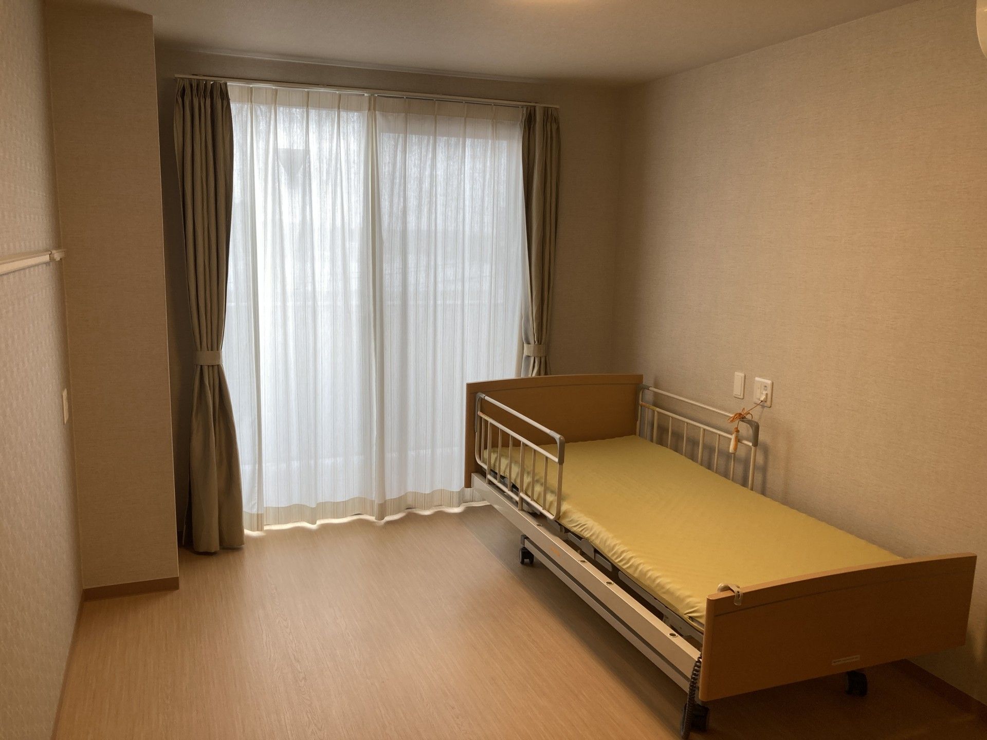 ベッドとカーテンのある部屋