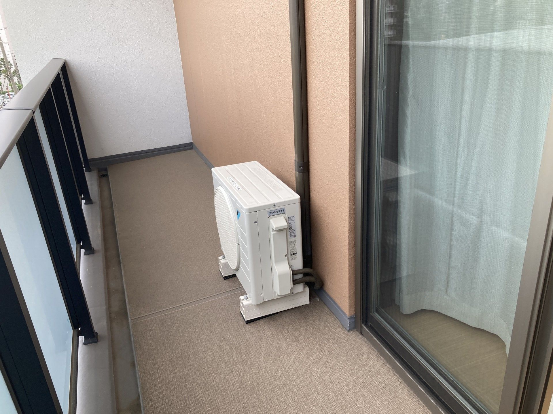 エアコン室外機のあるバルコニー