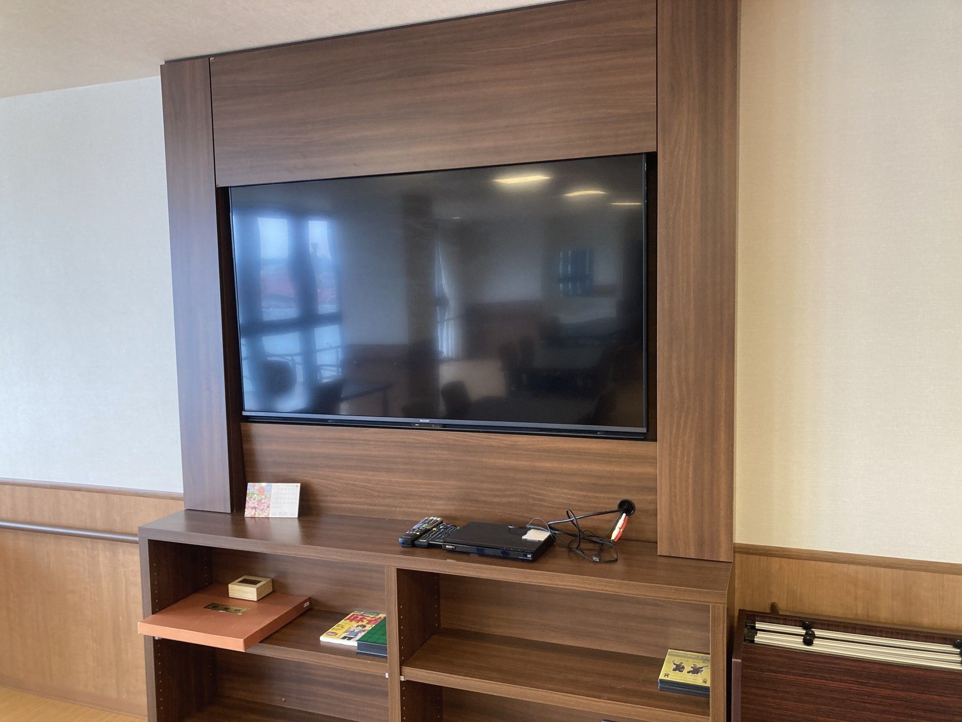 テレビと棚のある壁面