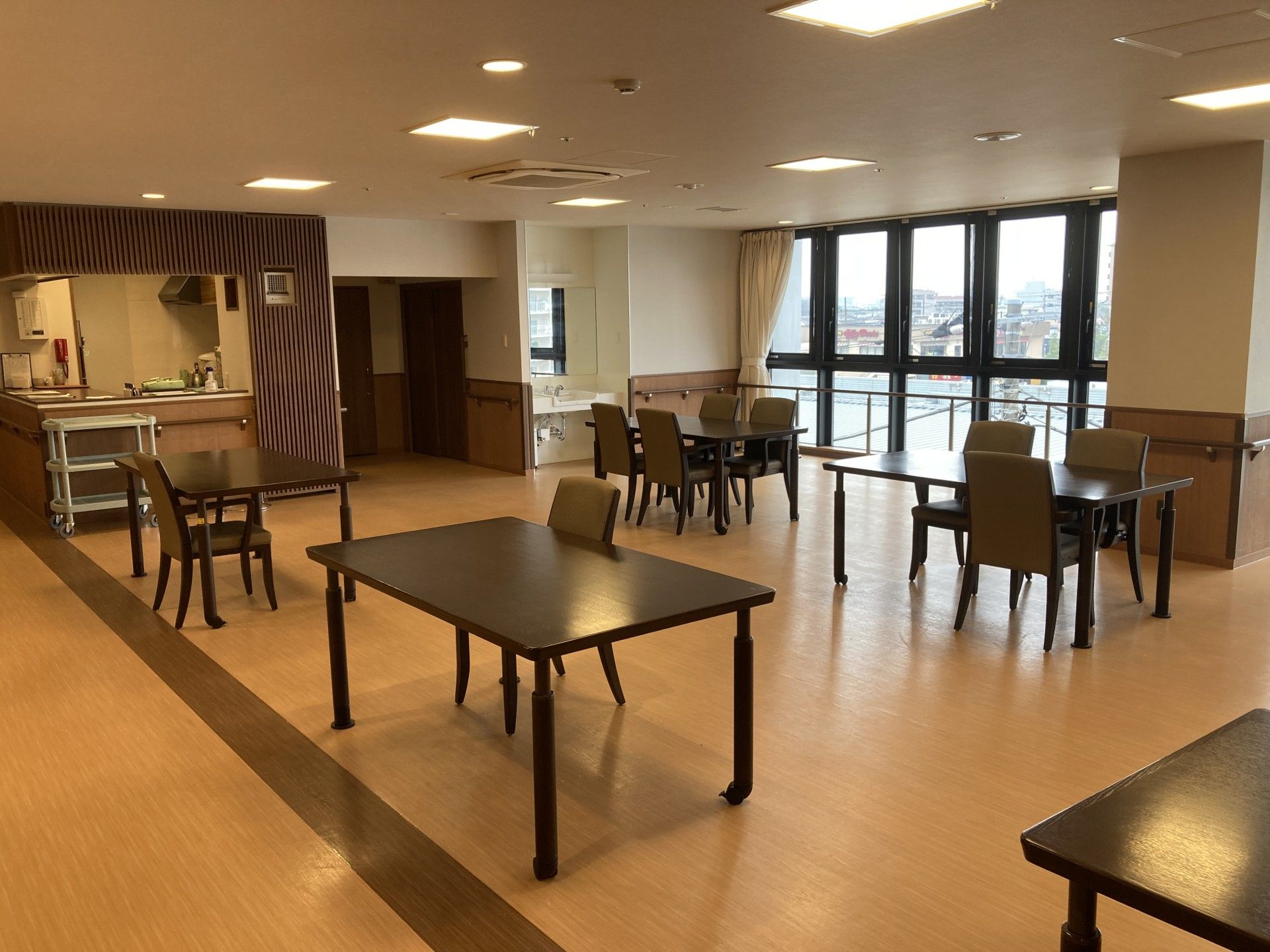 広々とした食事スペース