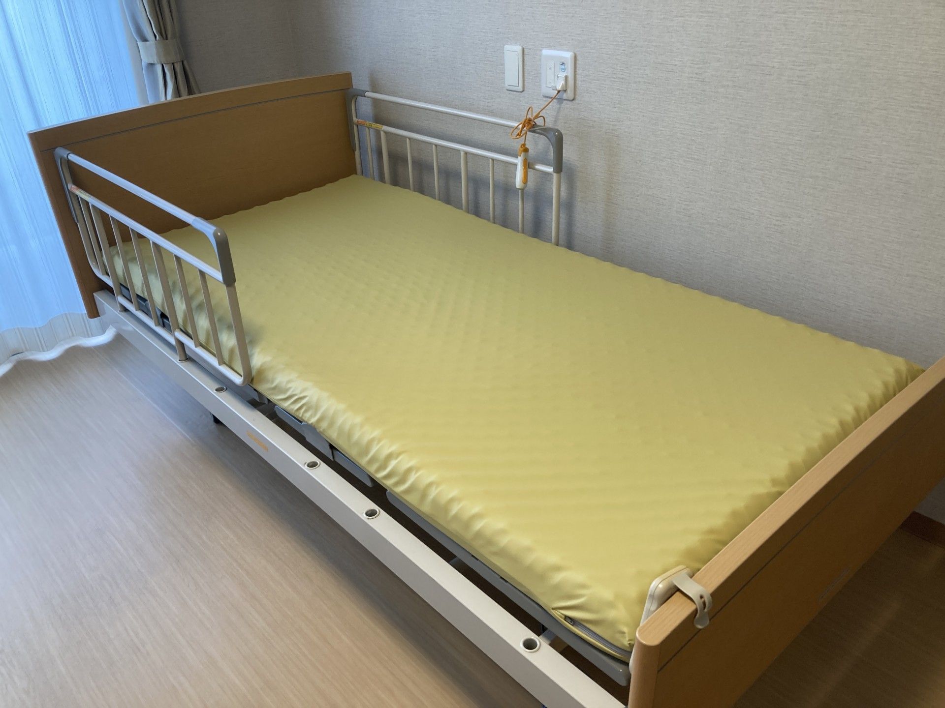 シンプルなベッドの部屋