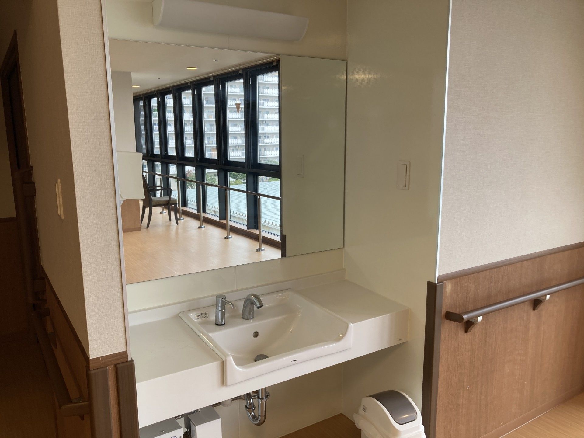 手洗い場と窓際の廊下