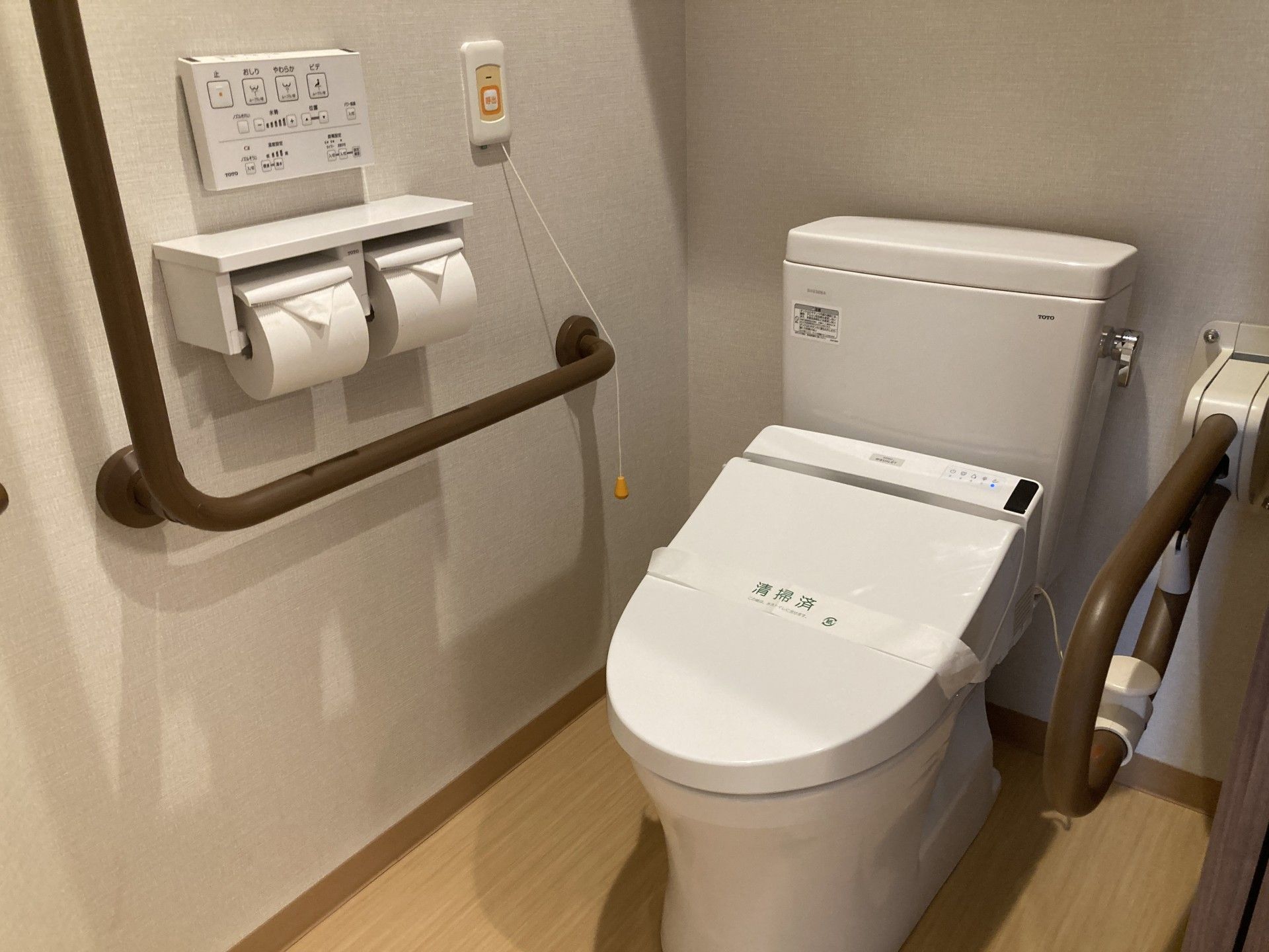 手すり付きのトイレ
