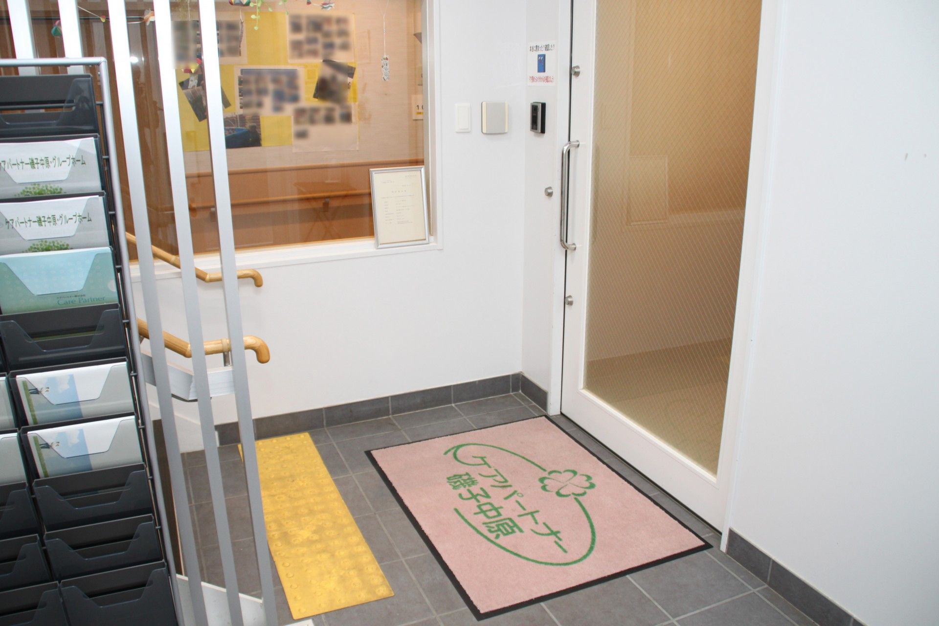 玄関の手すりと敷居