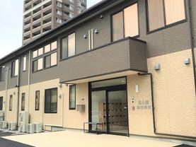 ツートンカラーの建物の外観写真。医心館仙台長町の外観写真