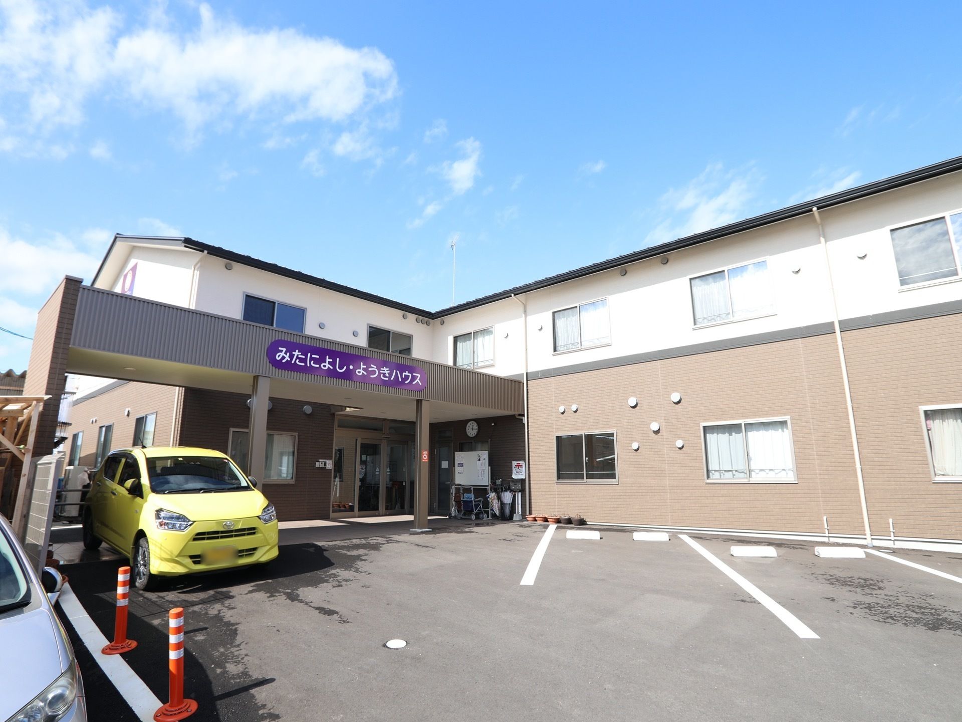２階建ての施設である。モダンなデザイン。敷地はアスファルトが敷かれ、複数の車が停められる駐車スペースもある。