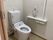 呼び出しボタンがついたトイレにはアイ字型の手すりがあり、引き戸で介助スペースも広くとっている。