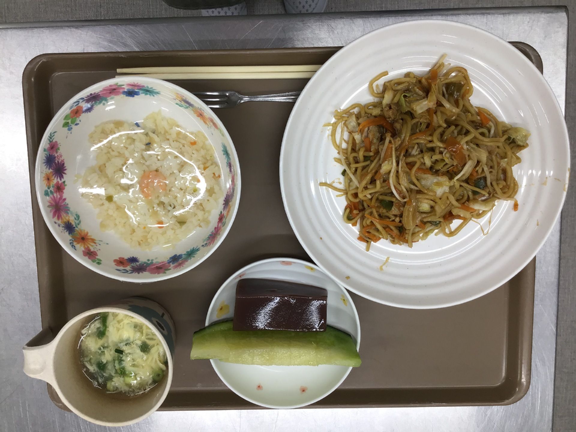 ピラフと焼きそば、たまごスープとメロンとようかんのセット