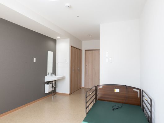 日差しが差し込み、広々と快適に過ごすことができる居室