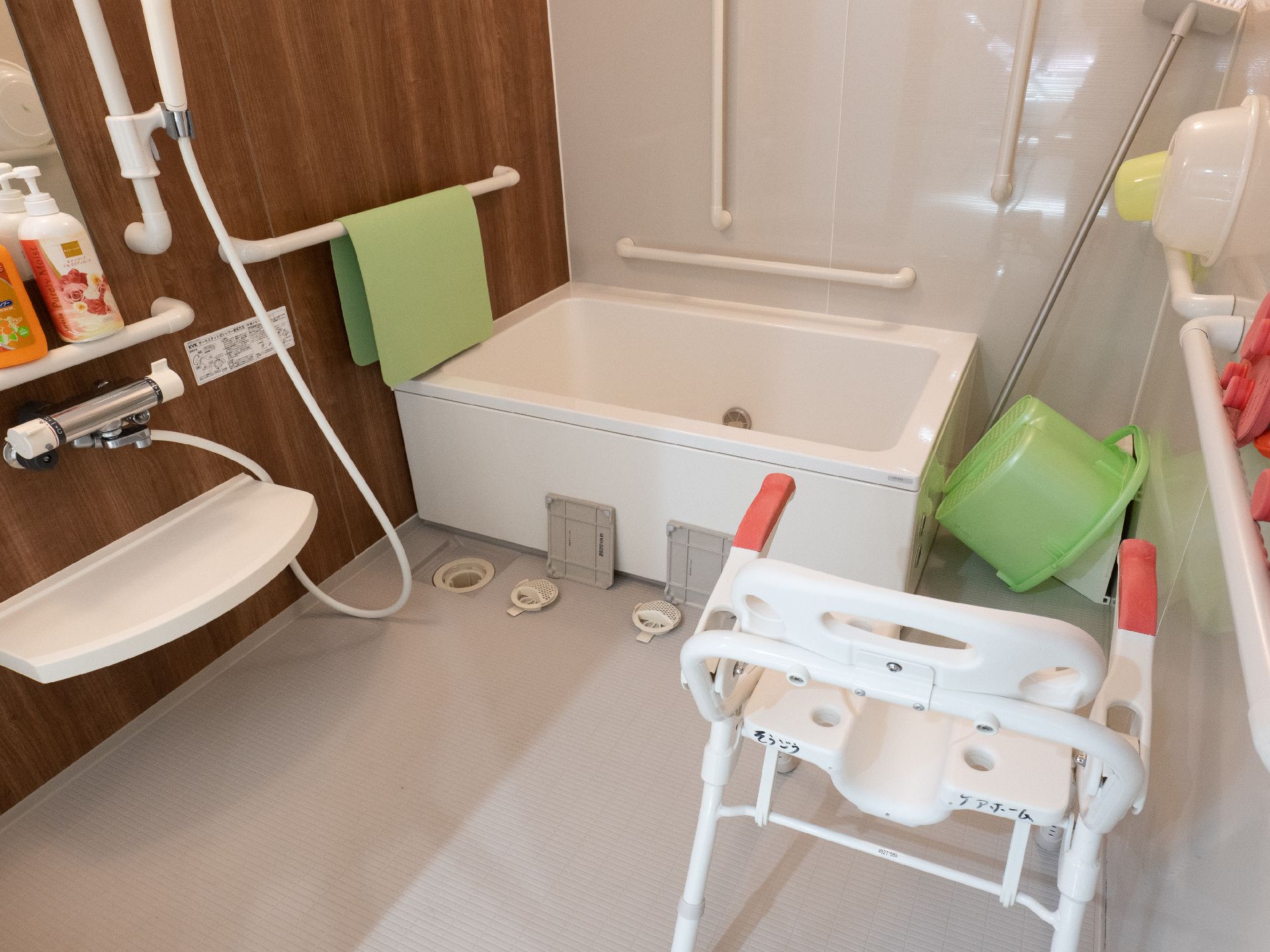 要介護度が軽度の方が利用する手すりがついた個浴用の浴槽