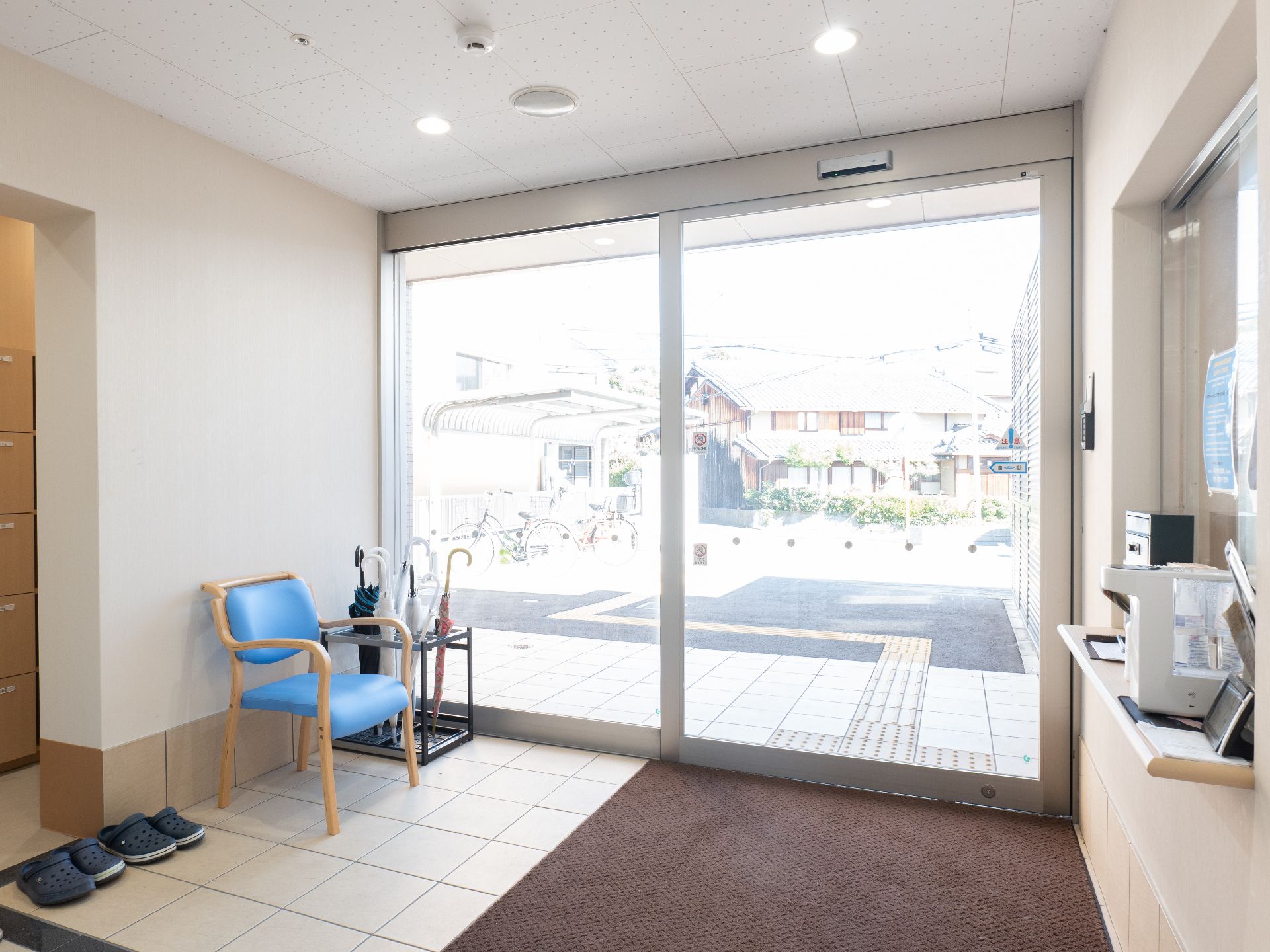 手すりが取り付けられ、段差が解消されている玄関部分