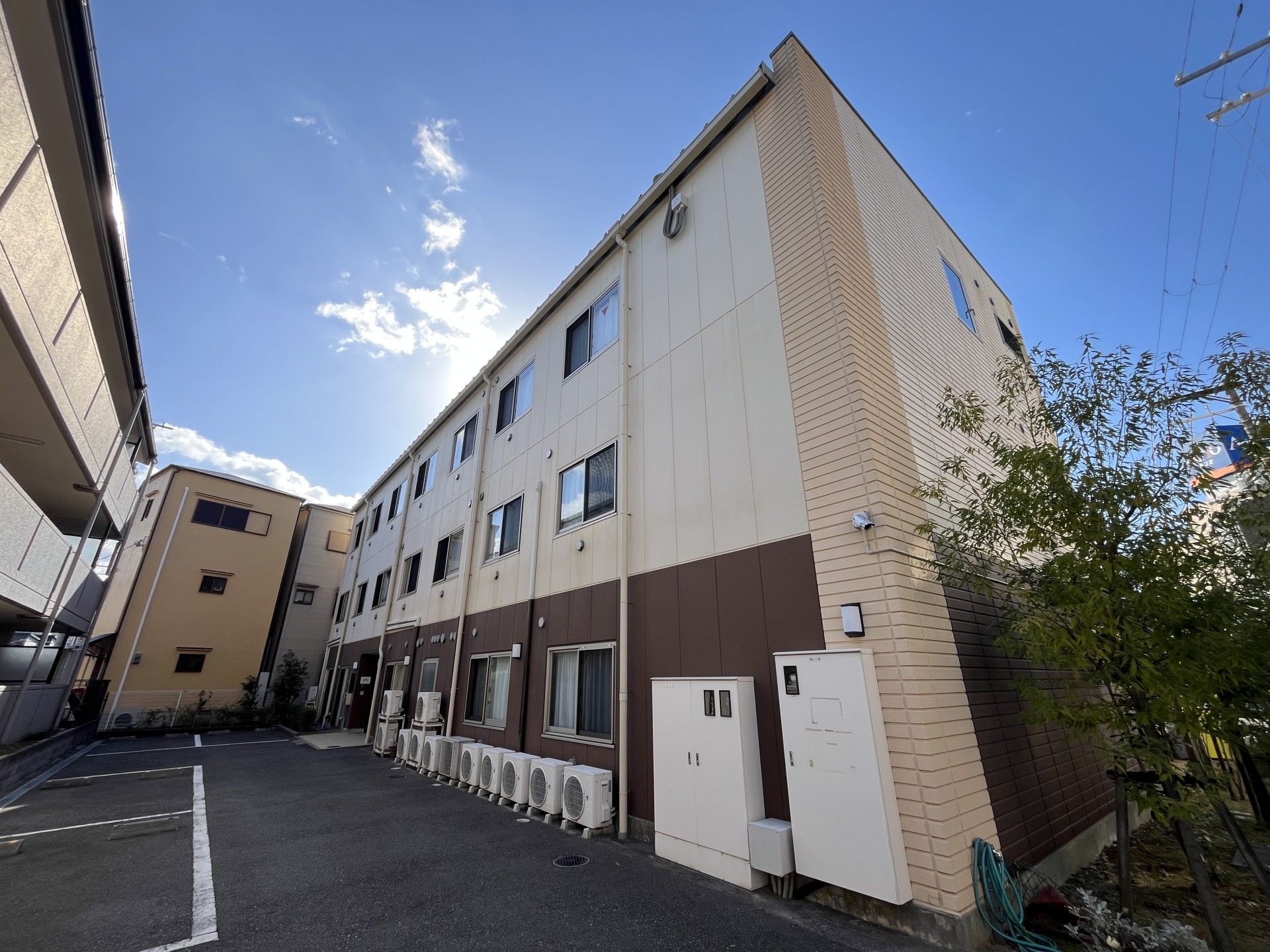 青空の下の建物外観