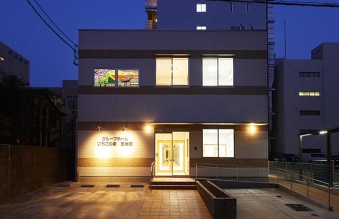 夜の明るい入口外観