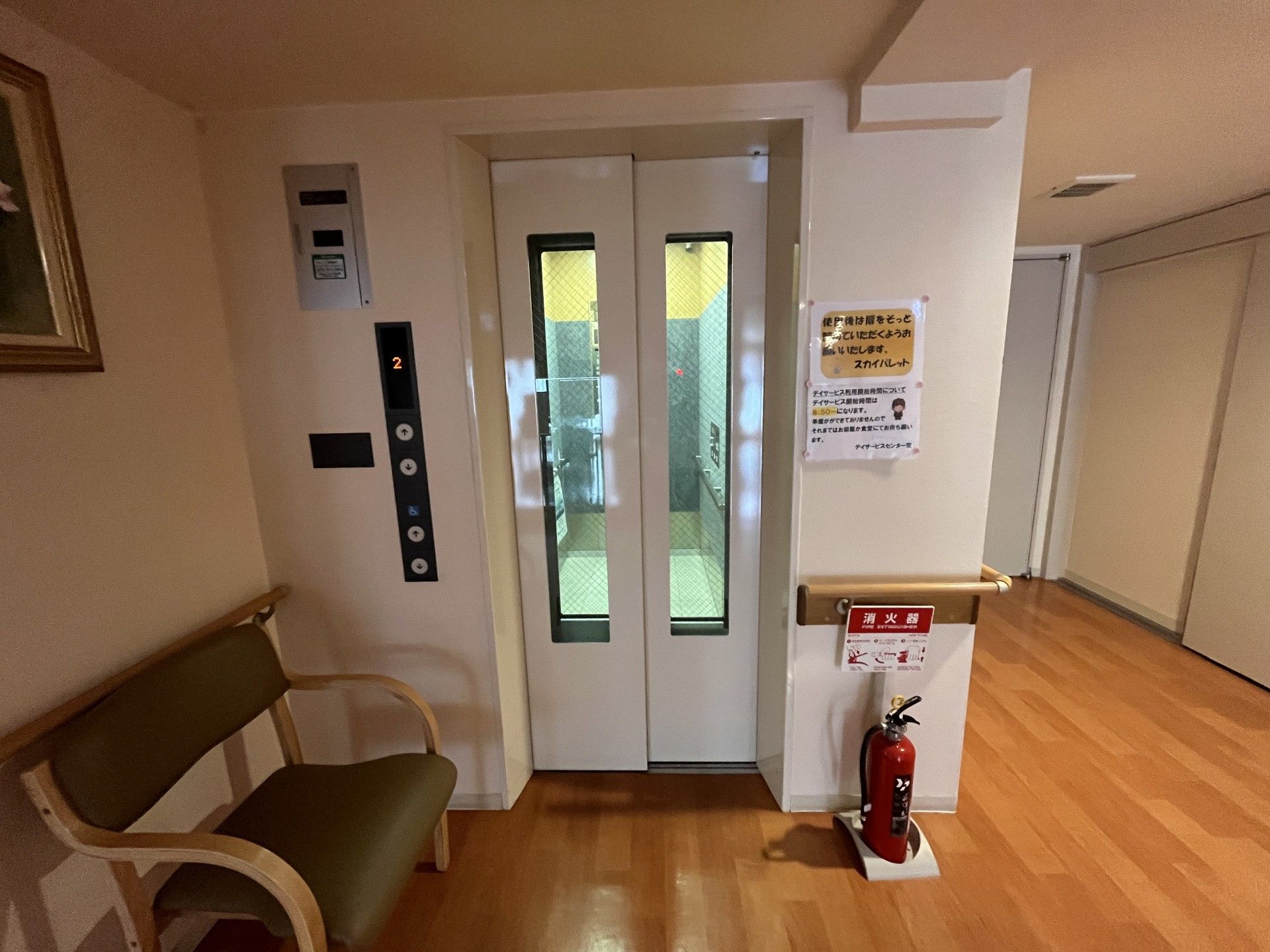 エレベーター前の待合スペース