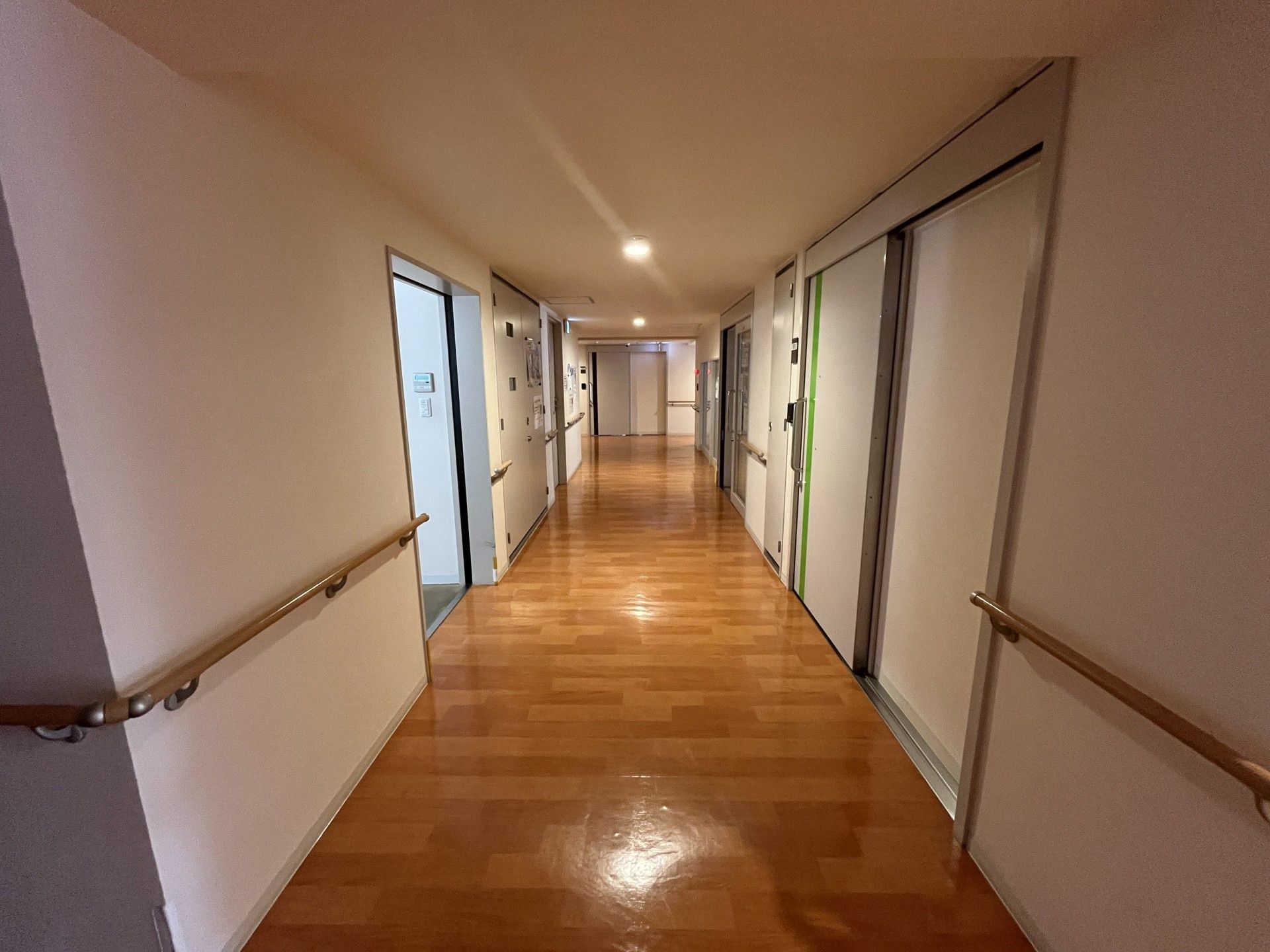 明るい廊下の風景