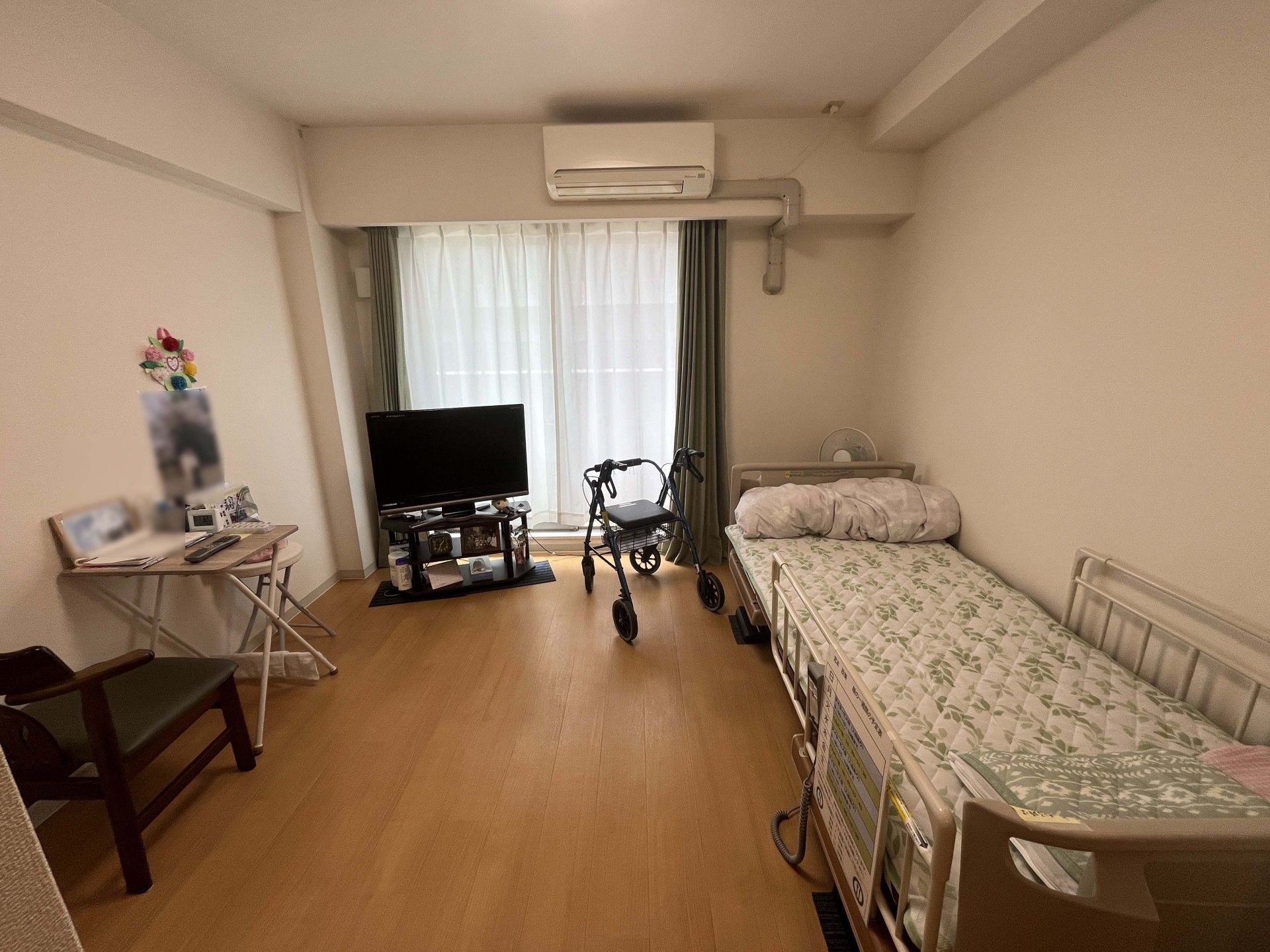 木製のダイニングテーブルが複数置かれ、ぬくもりが感じられる明るい食堂には大型テレビもある。
