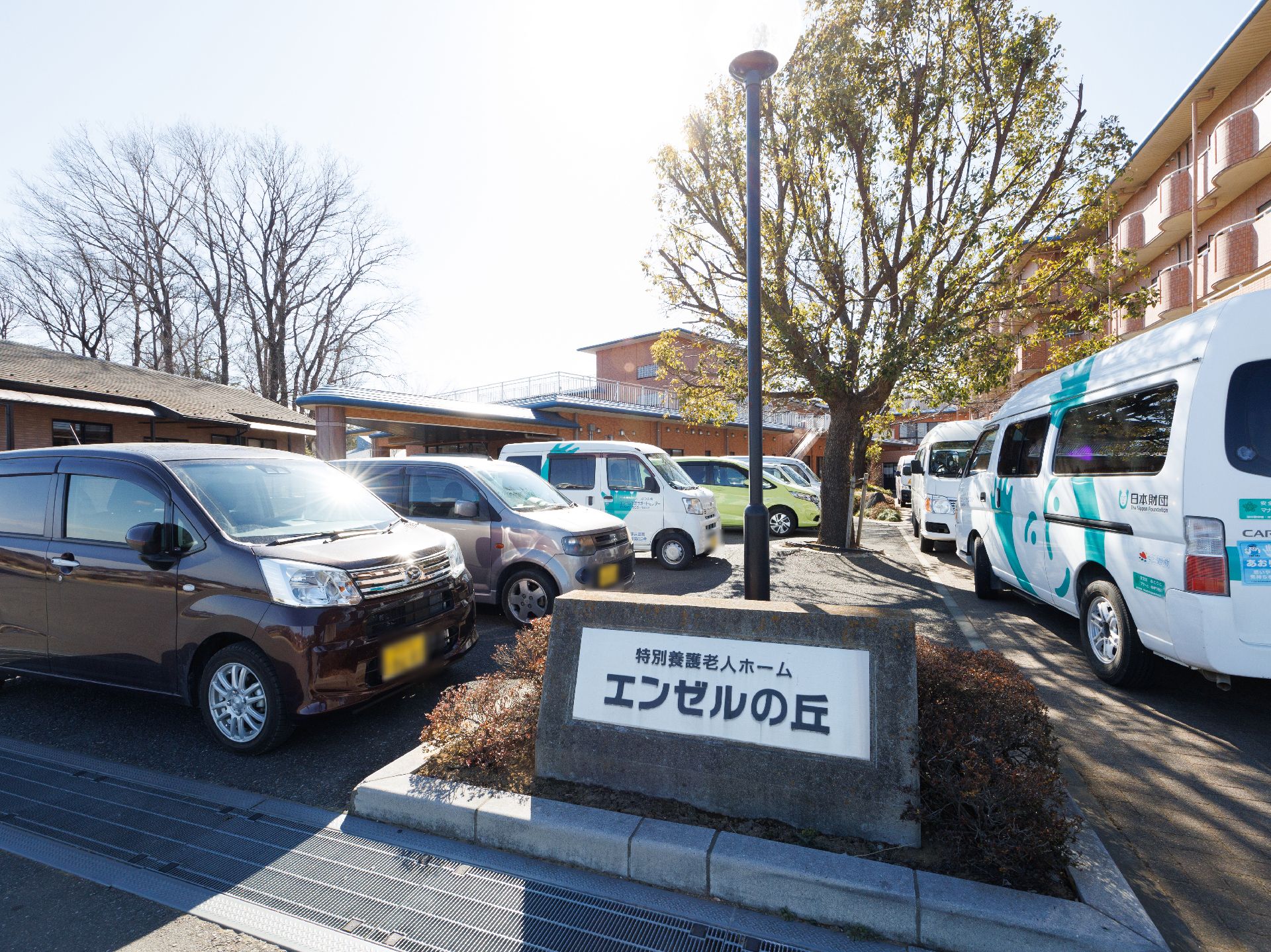 敷地の天井付近に設置され、施設の名称とロゴが記載されている看板