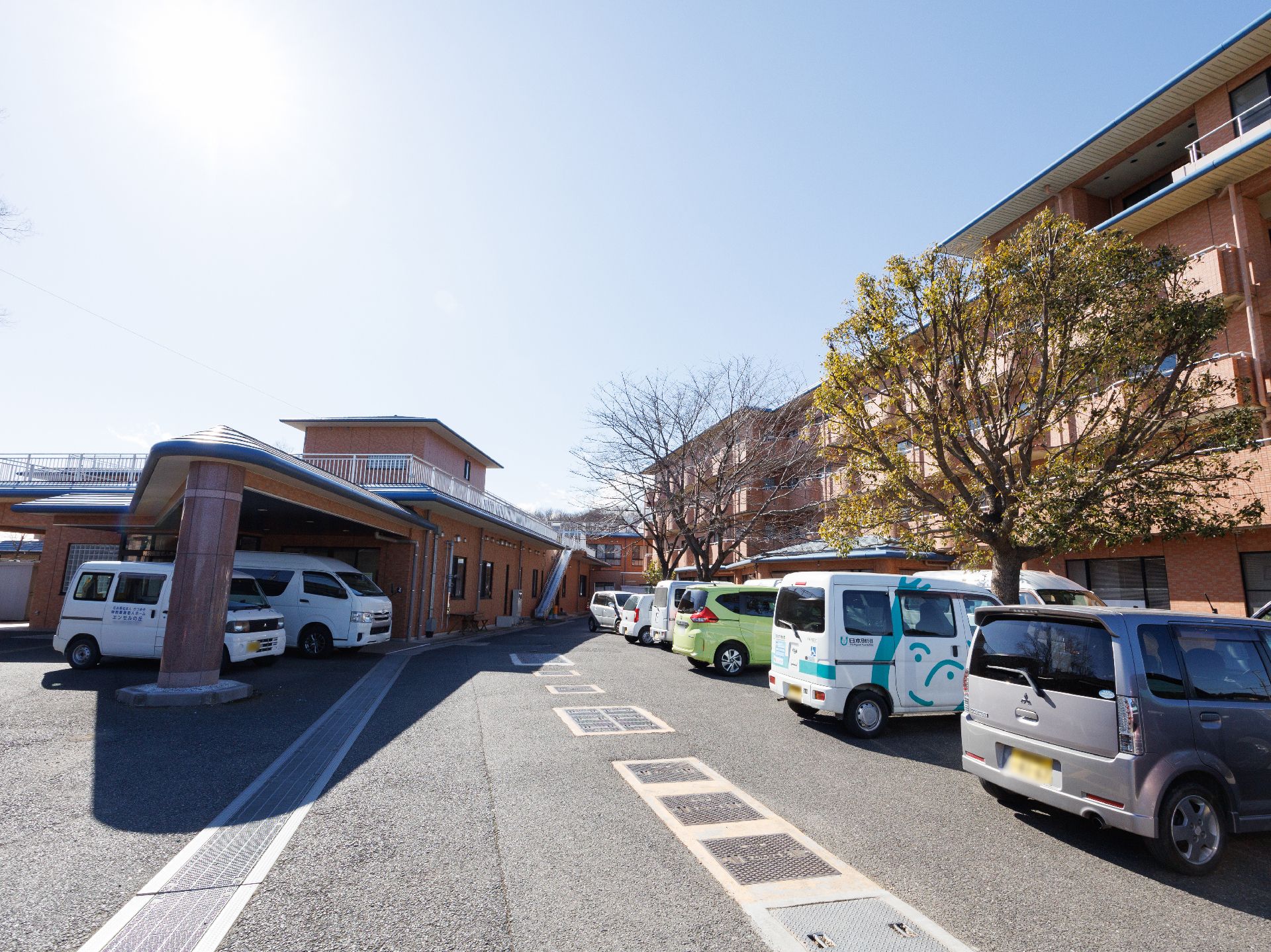 車椅子に乗った高齢女性の隣に寄り添う女性ヘルパー