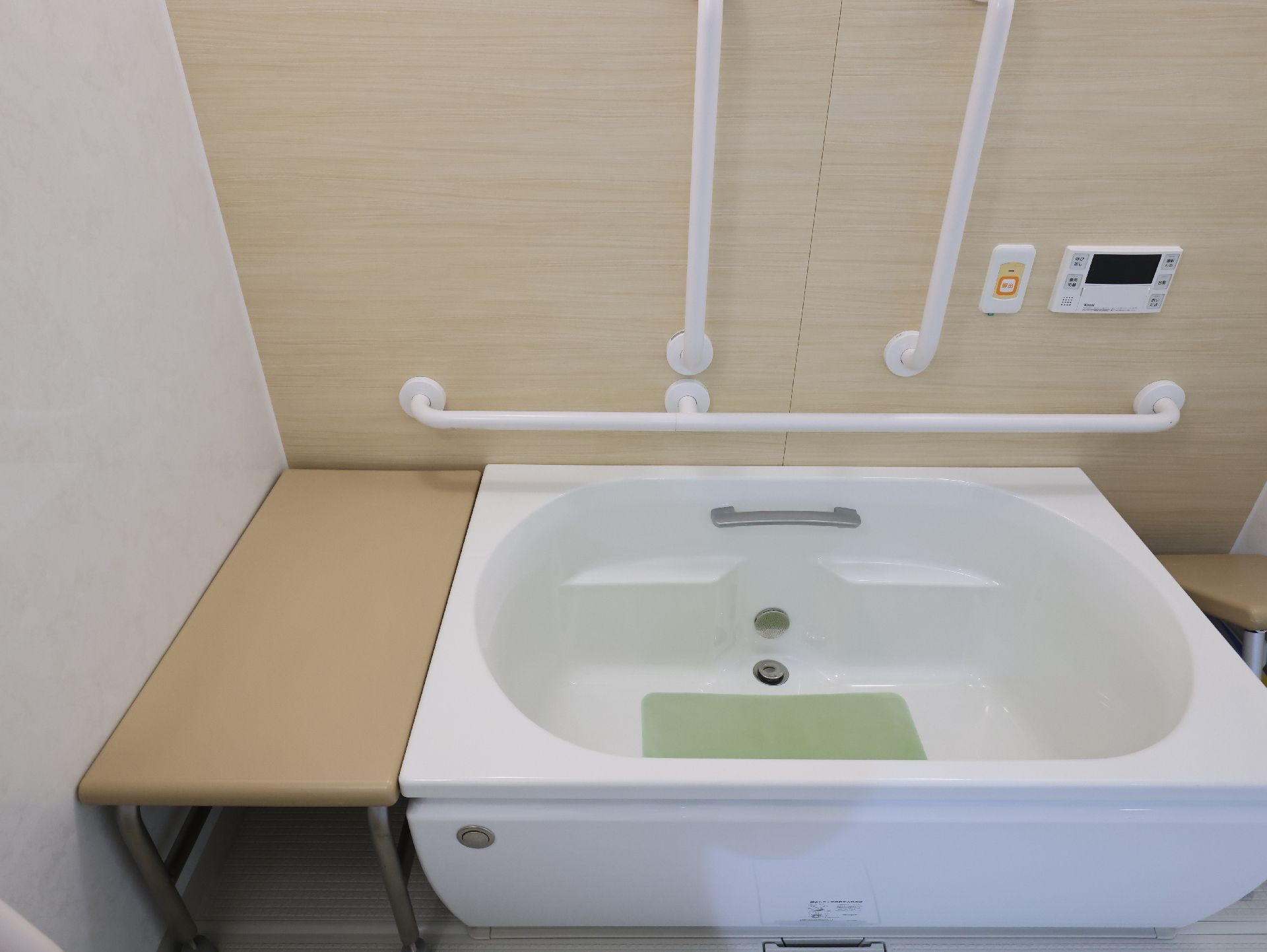転倒事故が起こらないように、手すりが多く設置されている浴室