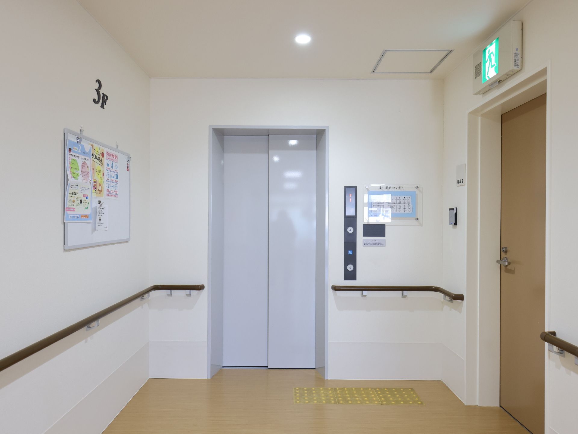 手すりがついていてエレベーターに入りやすい廊下