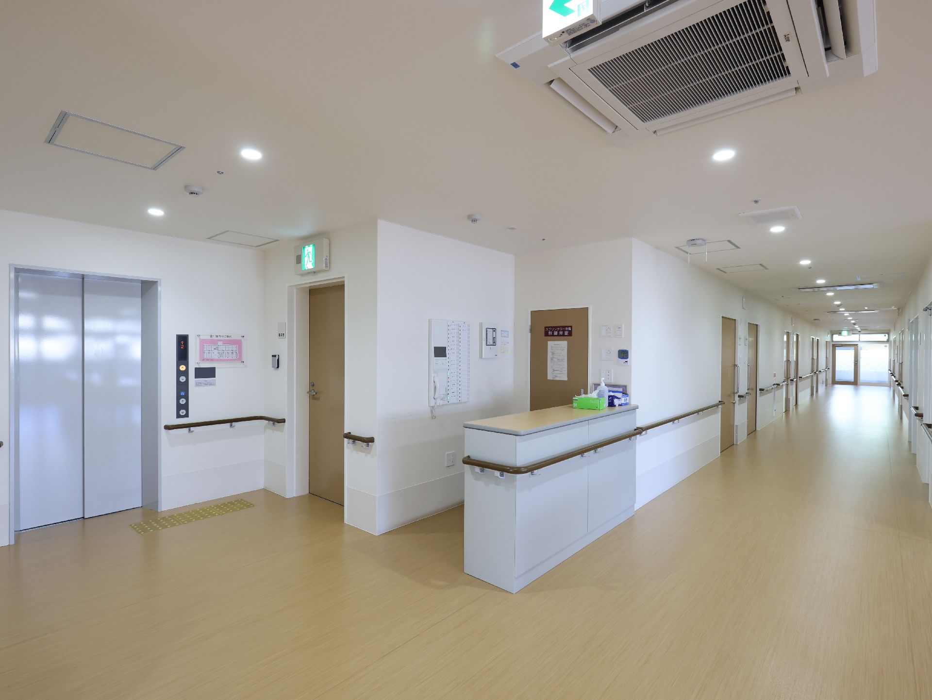 手すりが取り付けられ、マットが敷いてある館内の廊下
