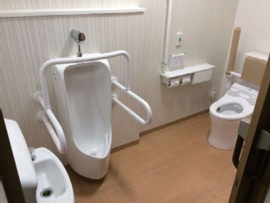 トイレは広く、洋式便座と男性用便器がある。呼び出しボタンや手すりなども付いている。