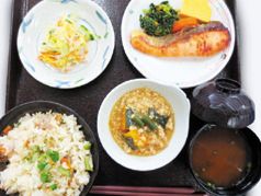 焼き魚と炊き込みご飯と味噌汁が付いた献立