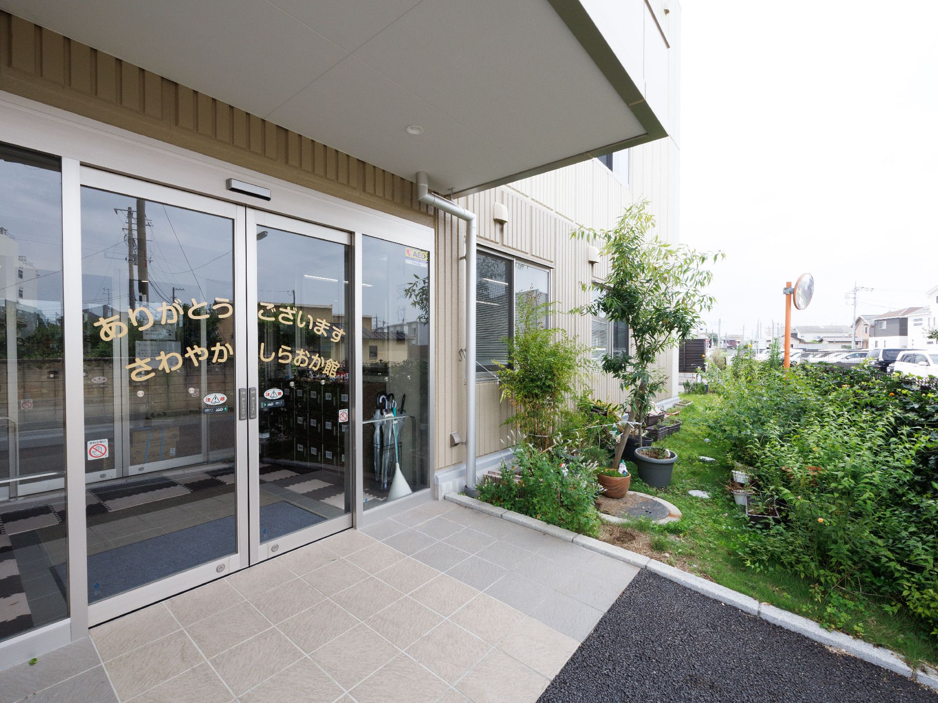 建物の側面にある屋根が付いた自動ドア