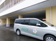 老人ホームの屋外と送迎車