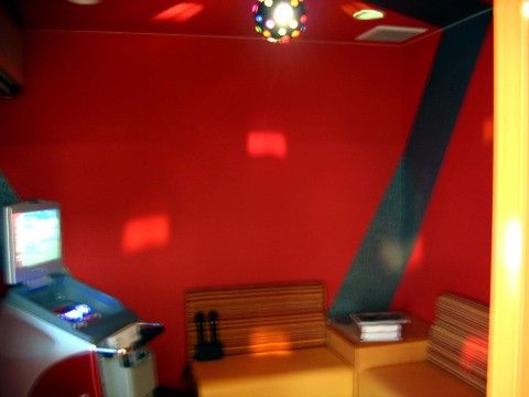 天井に球形のミラーボールが光り輝き、部屋を多彩に照らしているカラオケルーム