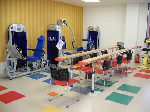 床は赤、青、緑などに色分けされカラフルになっている。平行棒のほか、さまざまなトレーニング機器が設置されている。