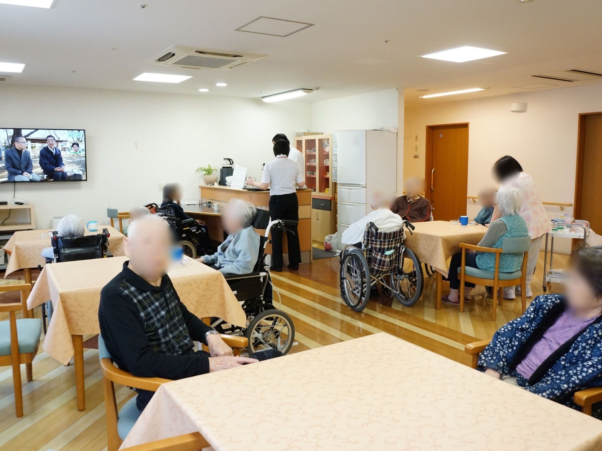 広々とした、白い壁で清潔感がある空間である。車椅子をご利用の方も安心して移動できるスペースを確保している。