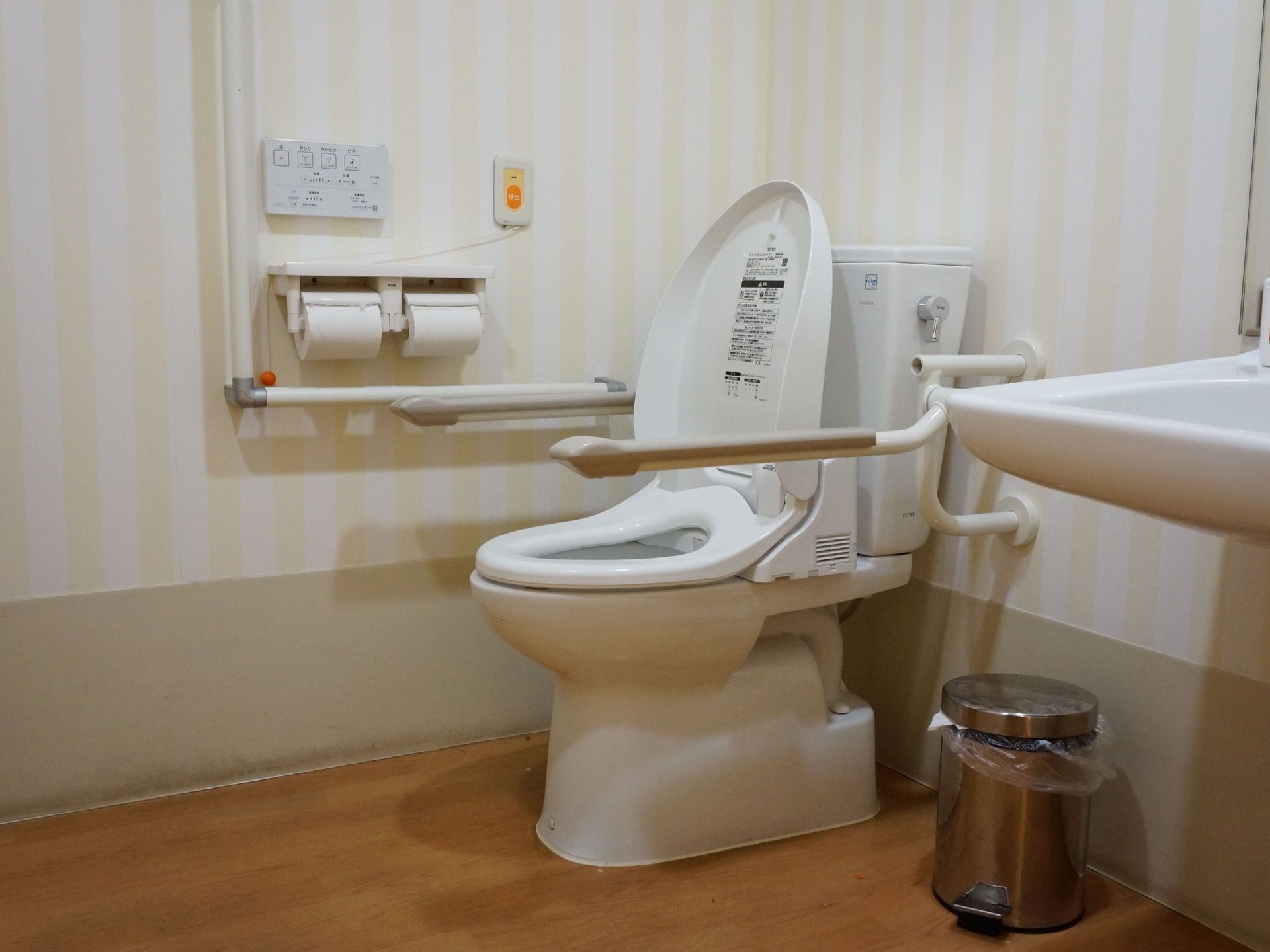 トイレには手すりなどのほか、呼び出しボタンを設置している。いざという時も安心して利用することができる。