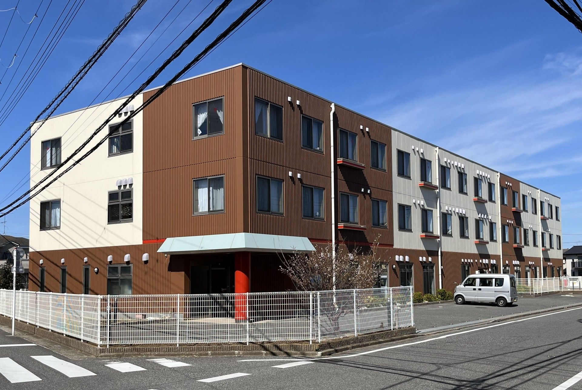 三階建ての建物外観