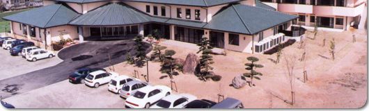 ゆったりとした敷地の建物