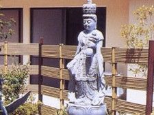 庭の石像