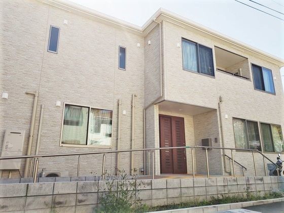 ２階建ての建物の外観写真。清潔でやわらかい雰囲気を持つ建物の外観