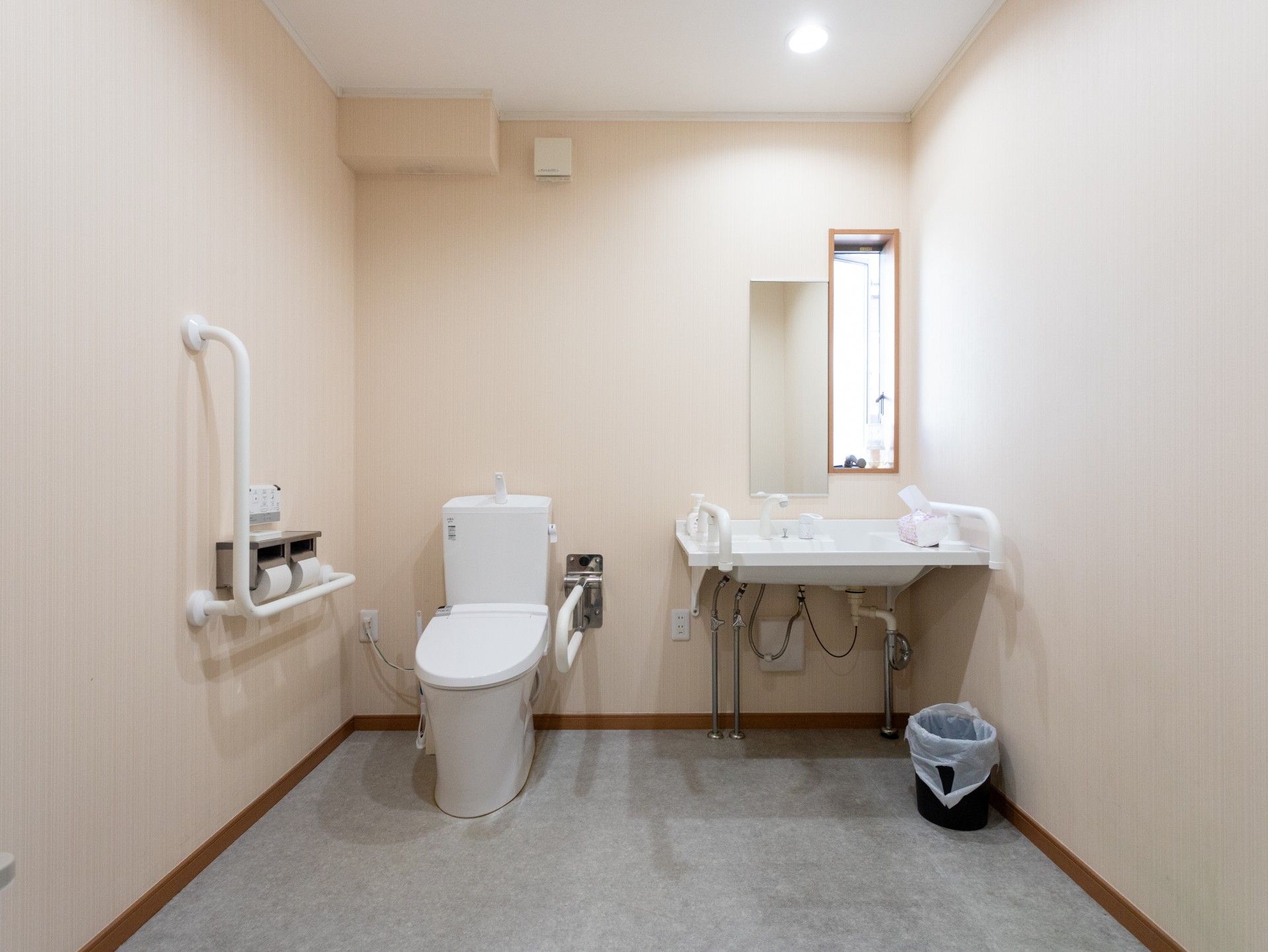 手すり付きのトイレ