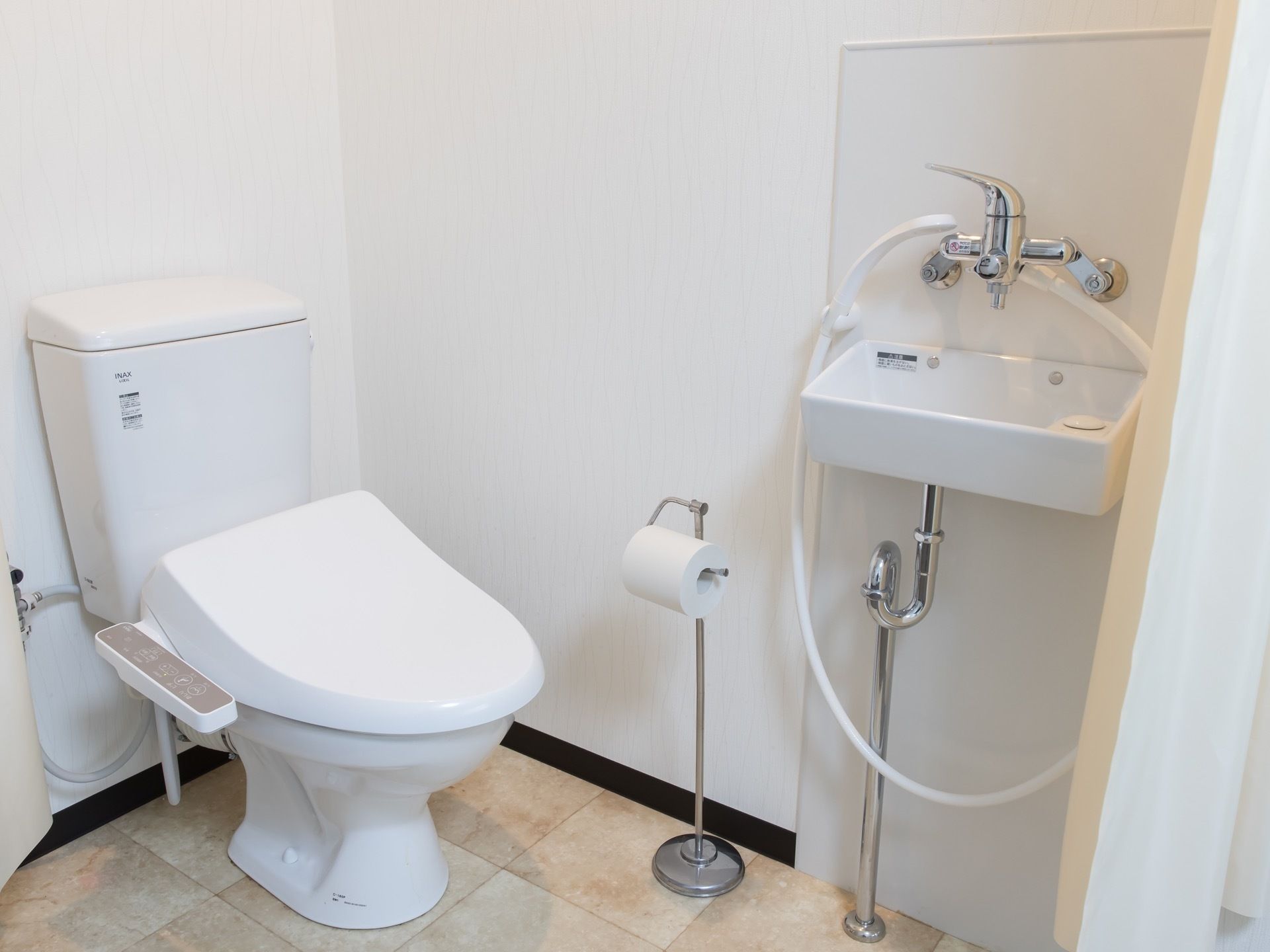 温水洗浄便座付きのトイレとなっている。便座近くに手洗い器が備え付けられており、そこにはシャワーも設置されている。