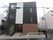 施設は地上３階建てになっている。玄関前は車椅子でも安心してお使いいただける緩やかなスロープを設置している。