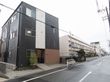 黒を基調とした、スタイリッシュな３階建ての施設である。出入口はガラス張りの自動ドアになっており、観葉植物が飾られている。