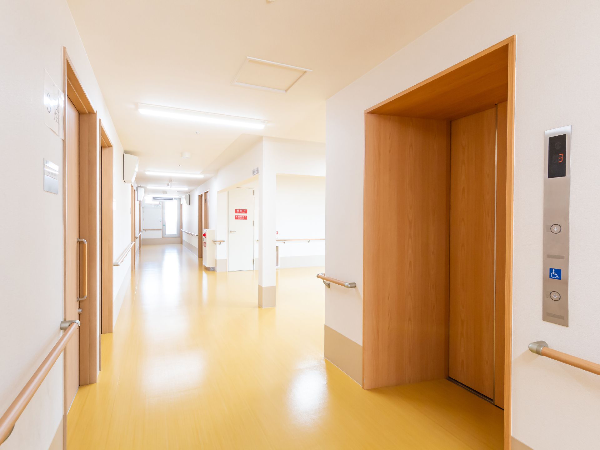 手すりが設置されている廊下