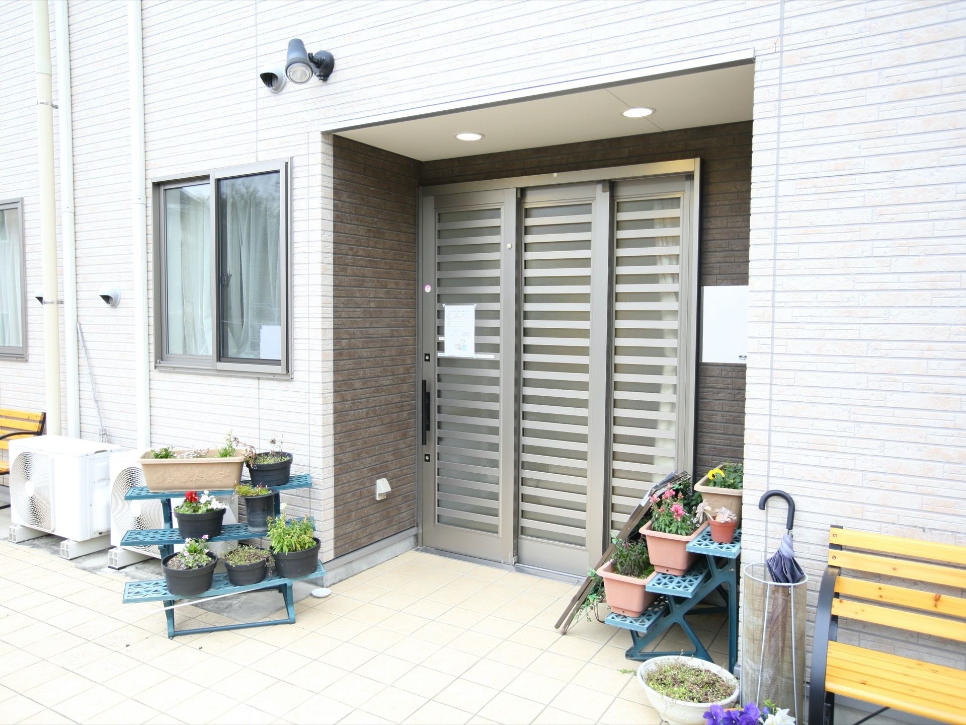 外観は白色のレンガが特徴的で、明るい印象を与えてくれる。施設の両側には植木鉢が置かれており、緑豊かである。
