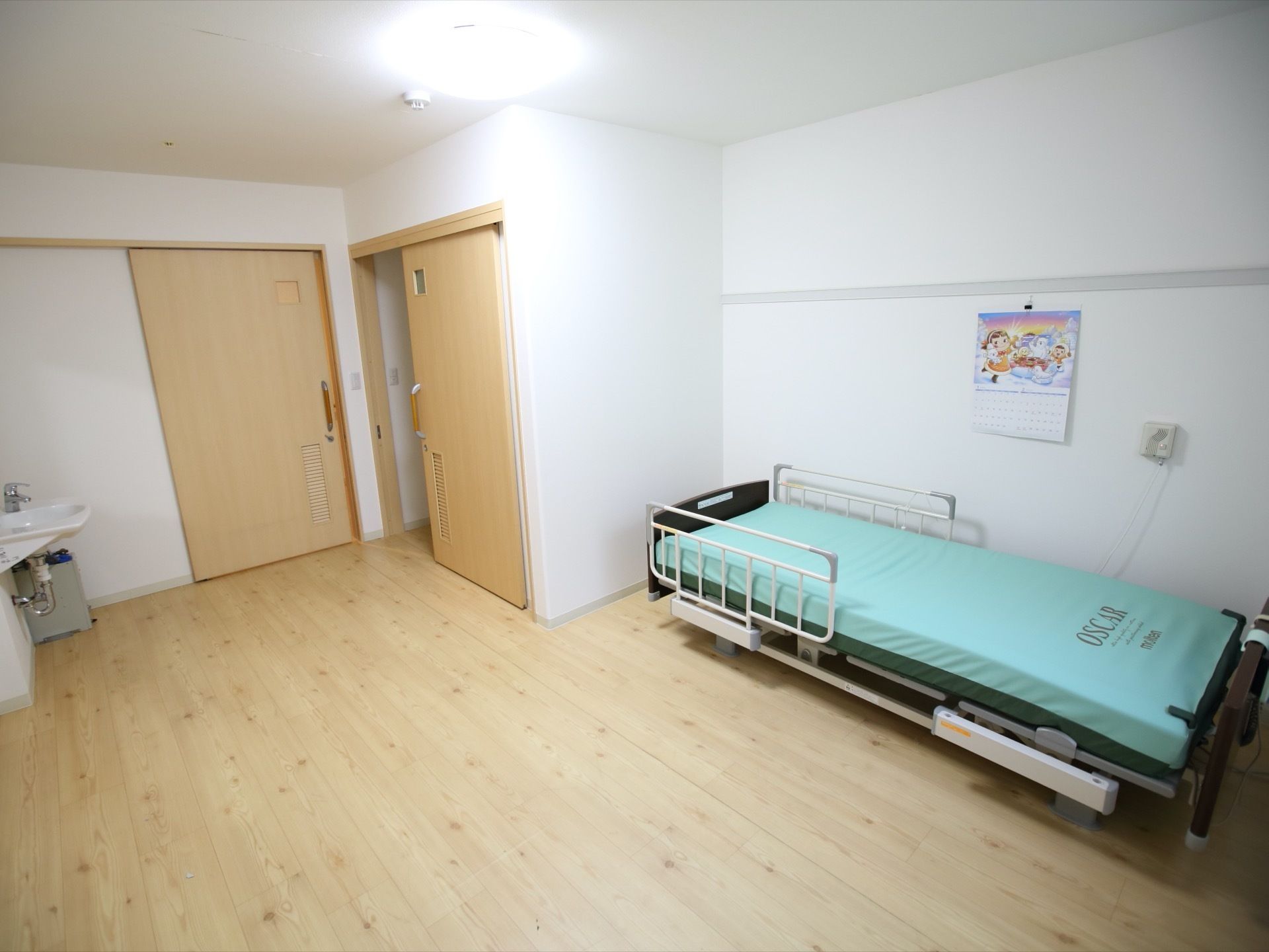 床はフローリング仕様で木のぬくもりを感じさせる居室である。中は広く、家具や物品を持ち込んでもゆとりある空間となっている。
