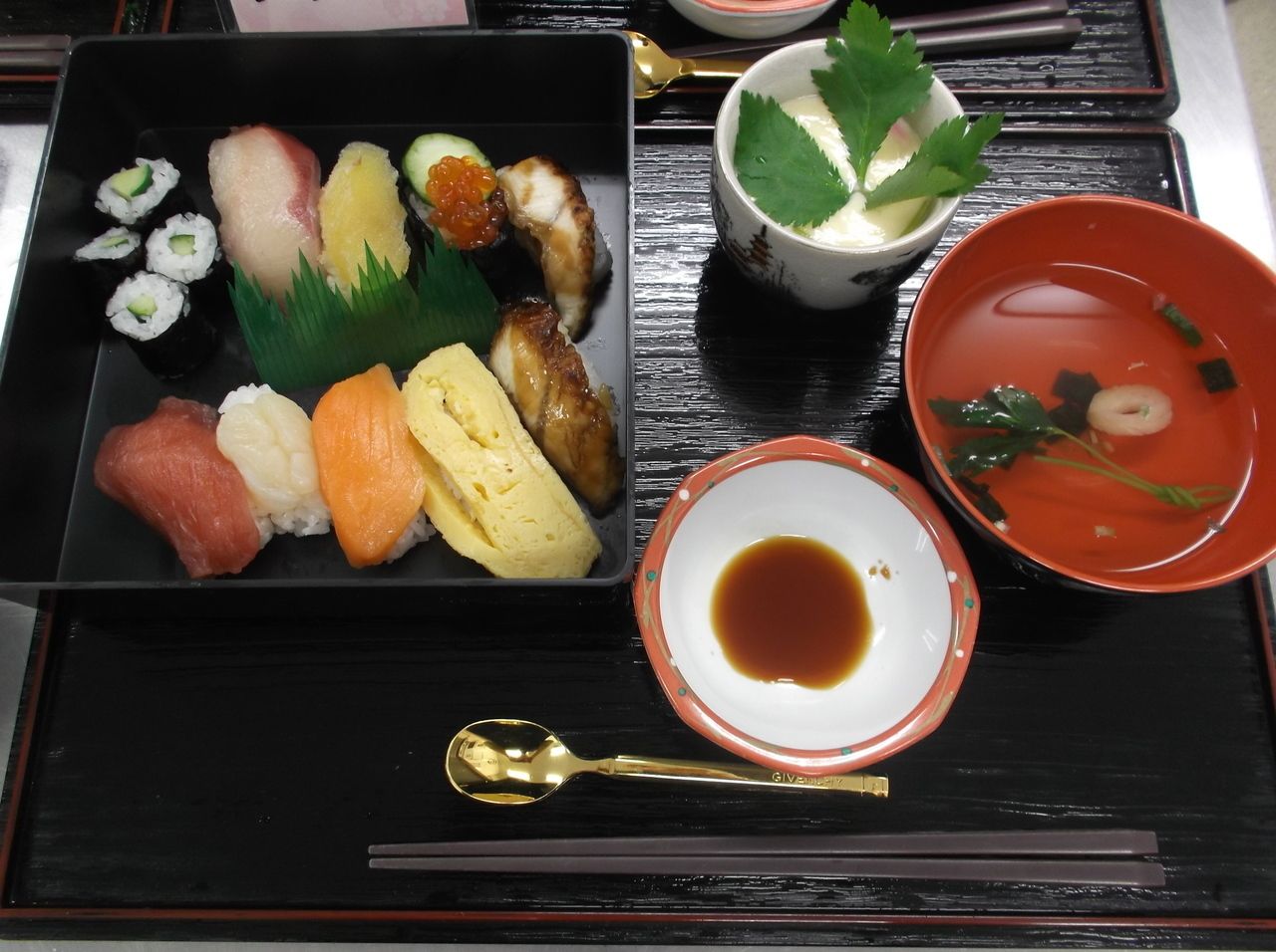 にぎＴ軍艦巻き、茶碗蒸しと吸い物のセット