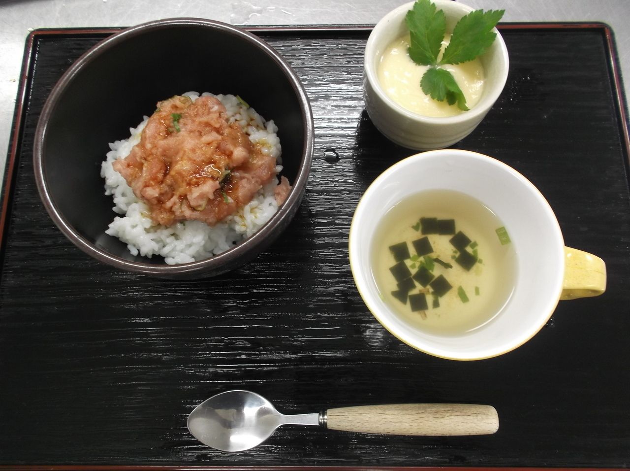 ネギトロ丼とわかめスープと茶碗蒸しのセット