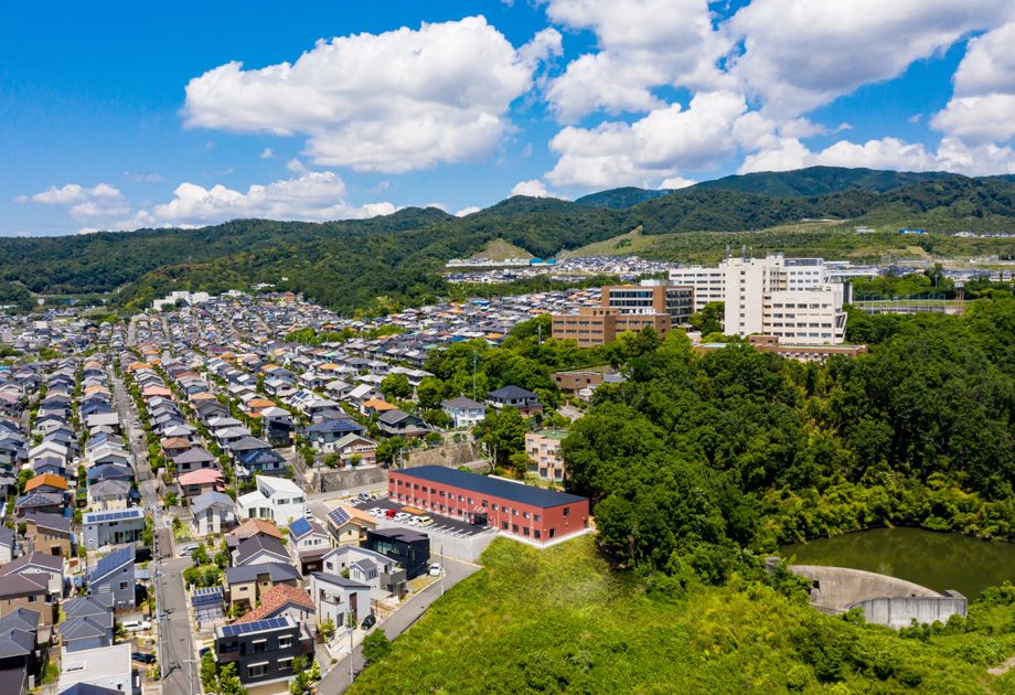 緑豊かな地域の施設外観