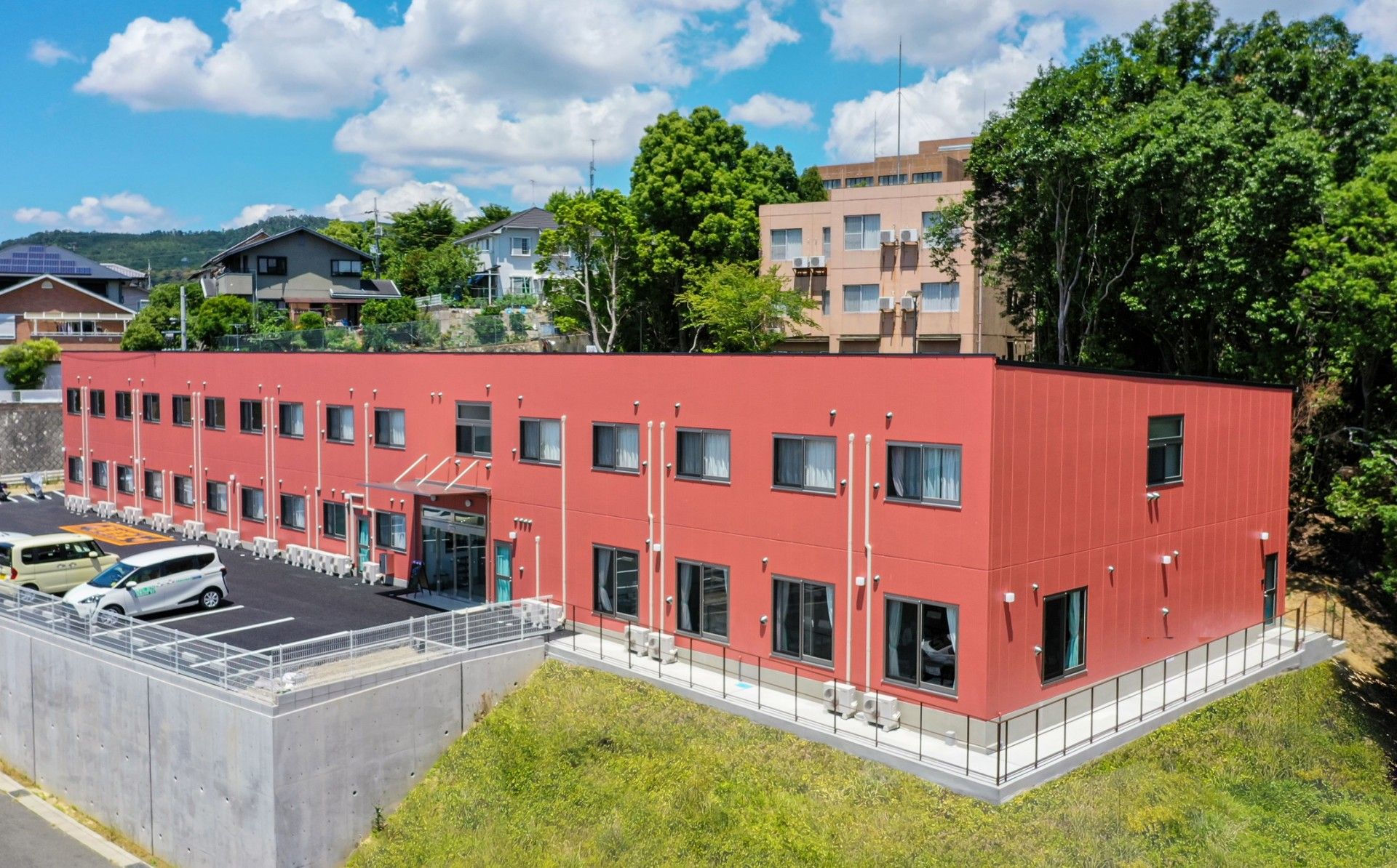 赤い外壁の建物外観